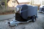 Debon Cargo 1300 Kofferanhänger Schwarz mit Seitentür Cheval Liberté – Bild 6