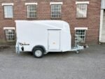 Debon Cargo 1300 Kofferanhänger Weiss mit Seitentür Cheval Liberté – Bild 6