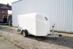 Debon Cargo 1300 Kofferanhänger Weiss Cheval Liberté
