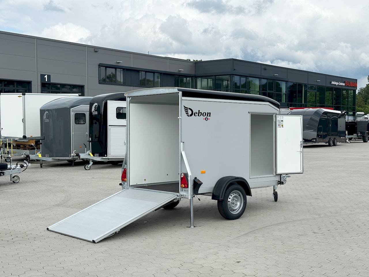 Debon20C25520V220750KG20Wabenkern20Seitentr20schwarz_9.jpg Debon C255 V2 Wabenkern 750kg Kofferanhänger Schwarz Grau mit Seitentür Cheval Liberté – Bild 1