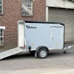 Debon C255 V2 Plywood 750kg Kofferanhänger Schwarz Grau mit Seitentür Cheval Liberté