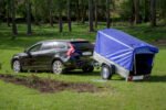 Anhänger Garden Trailer 200 KIPP 200×106 cm 750 kg [mit Hochspriegel, blauer Hochplane und Stützrad] – Bild 4