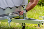 Anhänger Pkw 230×125 Garden Trailer 230 KIPP Unitrailer 750 kg mit Stützrad, Hochplane und Hochspriegel – Bild 6